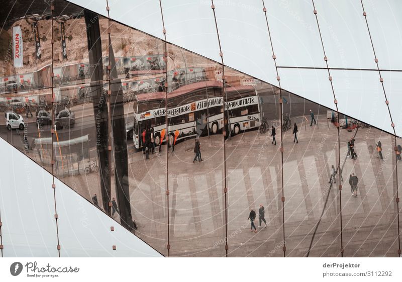 Ein Cube spiegelt den Tourismus Hochhaus Spiegelbild Zentralperspektive Textfreiraum links Textfreiraum oben Strukturen & Formen Textfreiraum rechts