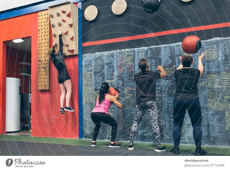 Gruppentraining an der Box Lifestyle Sport Tafel Mensch Frau Erwachsene Mann Menschengruppe Fitness sportlich authentisch stark anstrengen Wandkugel Kletterwand