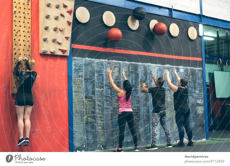 Gruppentraining an der Box Lifestyle Sport Tafel Mensch Frau Erwachsene Mann Menschengruppe Fitness sportlich authentisch stark Wandkugel Steckplatte Kasten