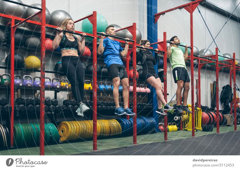 Sportler, die Pull-Ups in der Turnhalle machen. Lifestyle Ball Mensch Frau Erwachsene Mann Menschengruppe Fitness authentisch Kraft Klimmzüge Ablage Bar