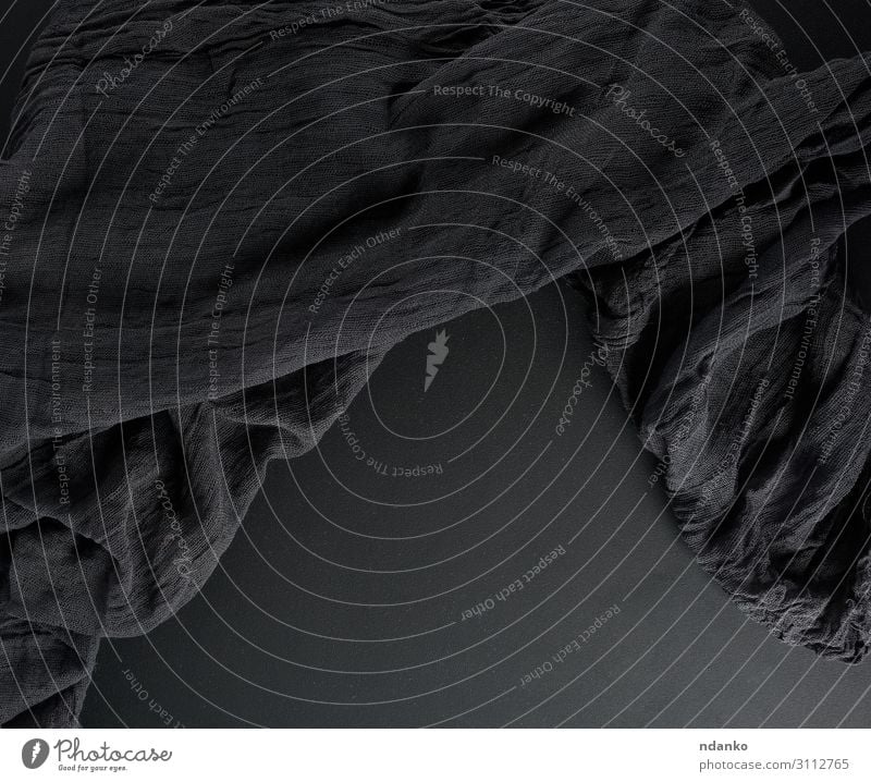 zerknitterter schwarzer Gaze-Stoff auf schwarzem Hintergrund Medikament alt dunkel retro weich Farbe Serviette winken Baumwolle Leinen Material rau rustikal