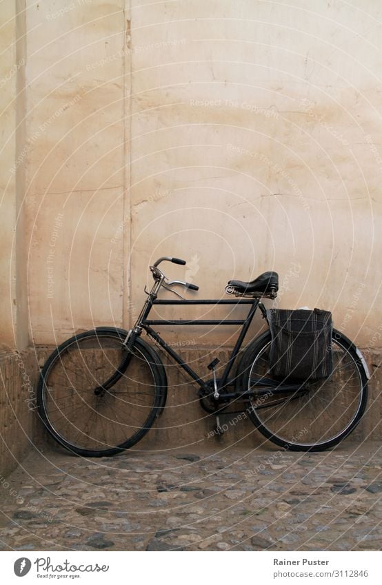 Altes Fahrrad vor Hauswand Mauer Wand rosa schwarz ruhig Senior stagnierend Farbfoto Außenaufnahme Textfreiraum oben Textfreiraum Mitte Tag