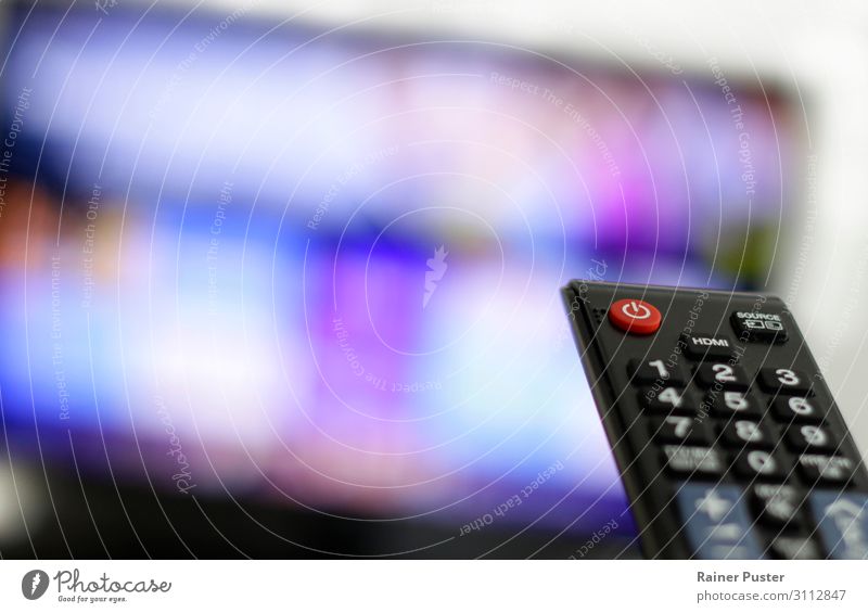 Binge Watching TV Fernseher Fernbedienung netflix High-Tech Informationstechnologie streaming Filmindustrie Video Fernsehen schauen Fernsehfilm blau violett