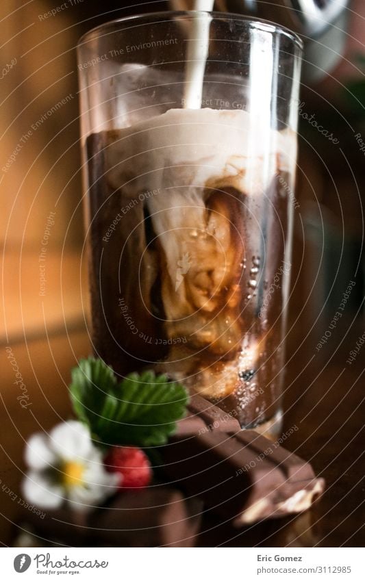 Gießen von Milch in Schokoladen-Espresso-Eiskaffee Kaffeetrinken Getränk Erfrischungsgetränk Latte Macchiato Glas Lifestyle elegant Freude Duft trendy braun