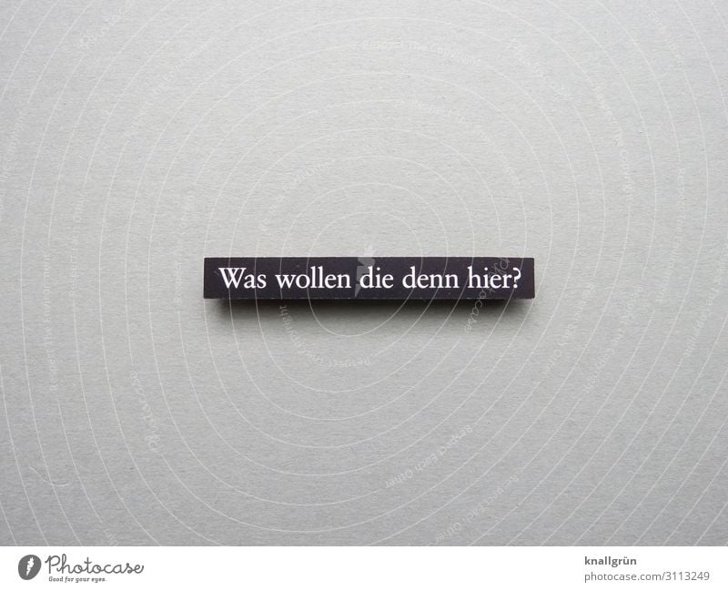 Was wollen die denn hier? Schriftzeichen Schilder & Markierungen Kommunizieren Aggression Neugier grau schwarz weiß Gefühle Stimmung Angst Misstrauen Ärger