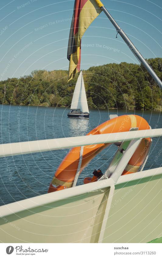 schifffahrt Wasserfahrzeug Fahne Schifffahrt Rhein Fluss Rettungsring Deutsche Flagge Geländer Außenaufnahme Natur Ausflug Bootsfahrt Deutschland Schönes Wetter