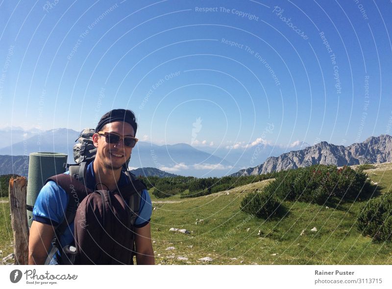 Wanderer mit Alpen im Hintergrund sportlich Klettern Bergsteigen wandern maskulin Mann Erwachsene 1 Mensch 30-45 Jahre Wolkenloser Himmel Sonne Berge u. Gebirge