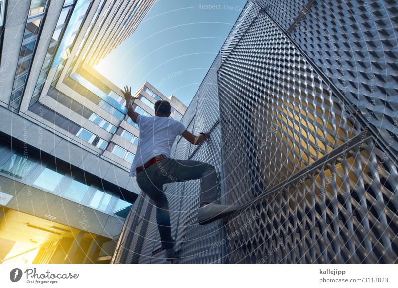 eine handvoll himmel Mensch Mann Erwachsene 1 45-60 Jahre Stadt Bauwerk Gebäude Architektur Fassade sportlich Klettern Le Parkour Himmel (Jenseits) greifen