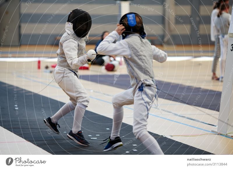 Fechten Kampf Sport Kampfsport Sportler Sportmannschaft Maske Fechtmaske Sportstätten Sportveranstaltung Sportbekleidung Helm Bewegung kämpfen Freude Mut