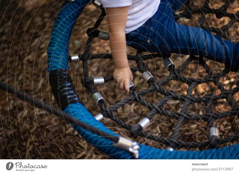 schaukeln festhalten Kind Kinderhand Hand Kleinkind Kette Metall Spielplatz Nahaufnahme Halt Sicherheit Makroaufnahme blond fingerchen Kindheit Spielen