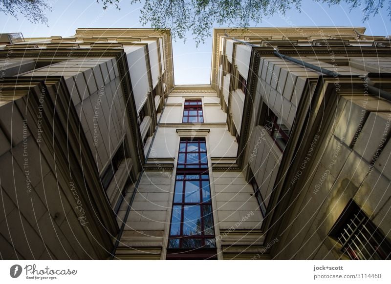 alles (nur) Fassade Architektur Ast Kreuzberg Stadtzentrum Stadthaus Gebäude Fenster Treppenhaus Ecke Erker authentisch eckig groß Nostalgie Stil Symmetrie