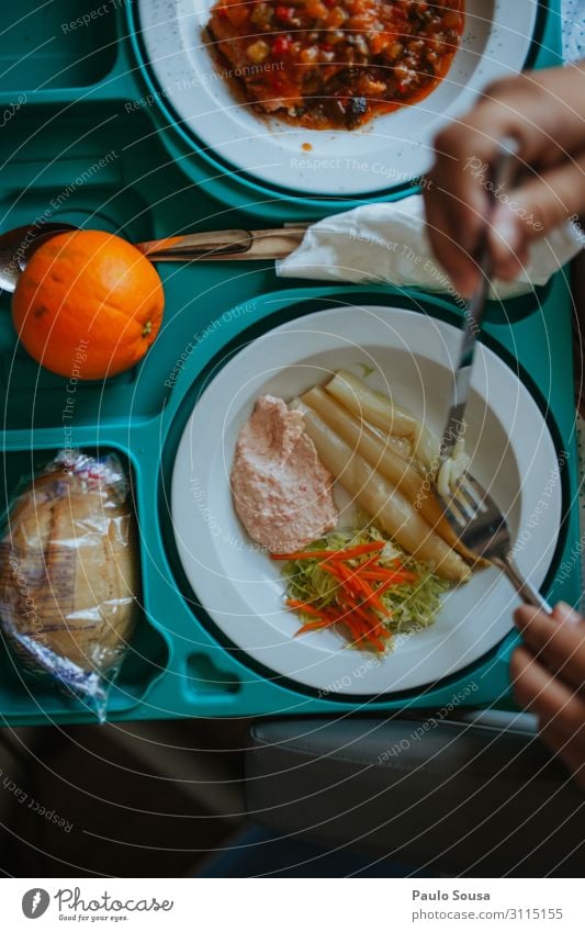 Frau beim Essen im Krankenhaus Lebensmittel Frucht Orange Ernährung Mittagessen Diät Geschirr Lifestyle Gesunde Ernährung Mensch 1 Erholung Fressen füttern