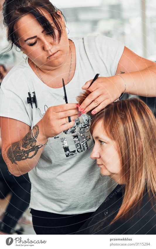 Friseur Styling Damenhaar Lifestyle Stil schön Haare & Frisuren Arbeit & Erwerbstätigkeit Beruf Schere Mensch Junge Frau Jugendliche Erwachsene 2 30-45 Jahre