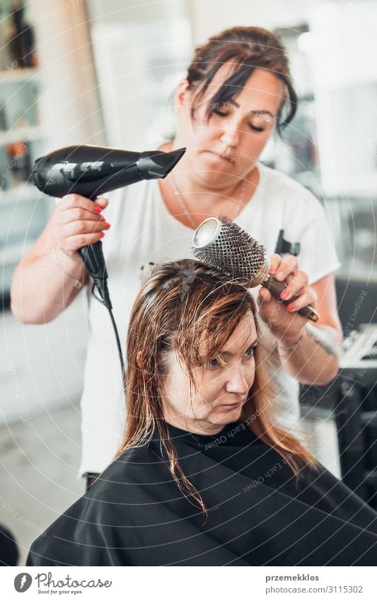 Friseur Styling Damenhaar Lifestyle Stil schön Haare & Frisuren Arbeit & Erwerbstätigkeit Beruf Schere Bürste Mensch Junge Frau Jugendliche Erwachsene