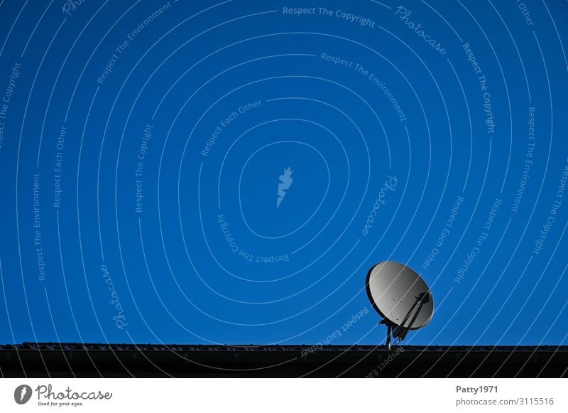 Satellitenschüssel auf Hausdach Satellitenantenne Technik & Technologie Unterhaltungselektronik Telekommunikation Informationstechnologie Himmel