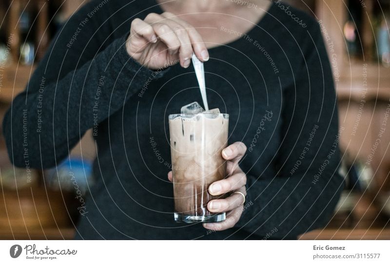 Mittelalterliche Frau, die Schokolade Espresso Eiskaffee rührt. Getränk trinken Erfrischungsgetränk Milch Kaffee Lifestyle Freude Mensch feminin Erwachsene 1