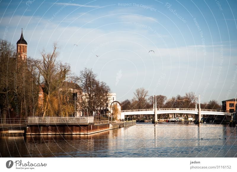 die brücke über den fluss. Natur Wasser Himmel Schönes Wetter Flussufer Stadt Stadtzentrum Altstadt Kirche Brücke Gebäude Wege & Pfade Bootsfahrt ruhig Idylle