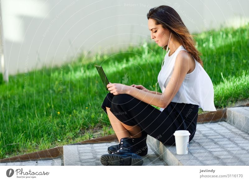 Mittelalterliche Geschäftsfrau, die mit ihrem Laptop arbeitet. Lifestyle schön lesen Schule Studium Arbeit & Erwerbstätigkeit Beruf Business Computer Notebook