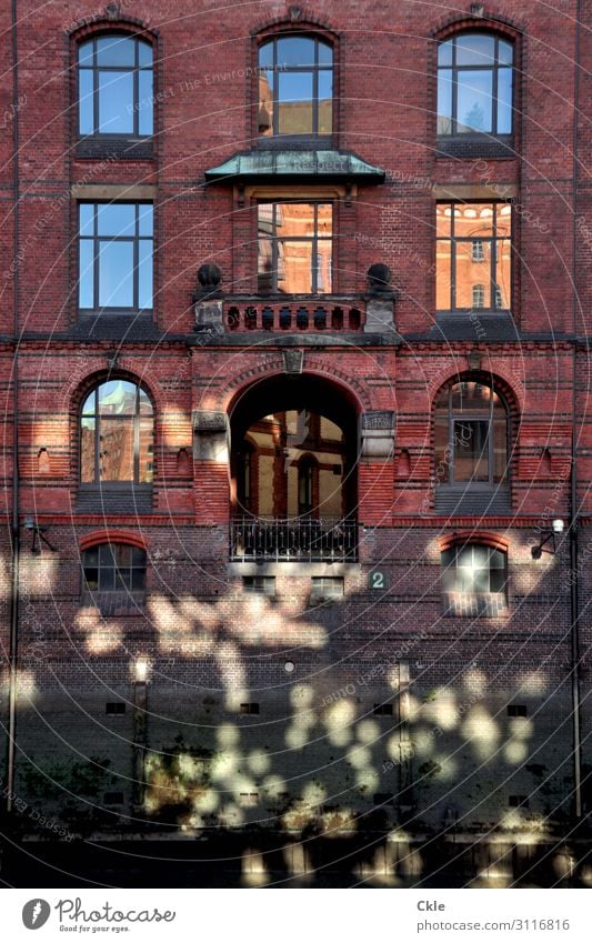 Speicherstadt Ausflug Städtereise Haus Wasser Sonnenlicht Fluss Elbe Hamburg Deutschland Europa Stadt Hafenstadt Bauwerk Gebäude Architektur Mauer Wand Fassade