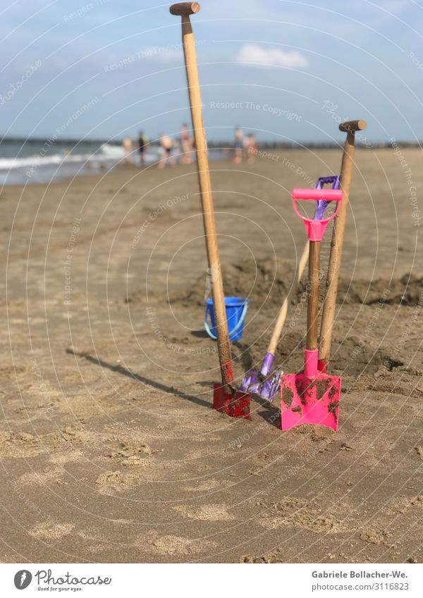 Strandfreude Freude Freizeit & Hobby Spielen Ferien & Urlaub & Reisen Sommerurlaub Meer Kind Schaufel Sand Schönes Wetter Spielzeug Arbeit & Erwerbstätigkeit