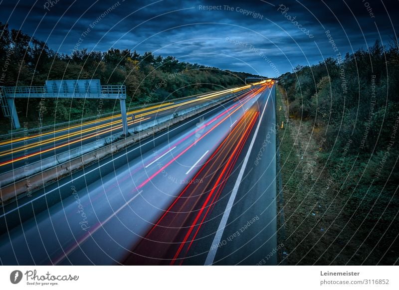 Autobahn Umwelt Landschaft Himmel Wetter Sträucher Garbsen Hannover Deutschland Verkehrswege Berufsverkehr Autofahren Brücke PKW Geschwindigkeit Leuchtspur