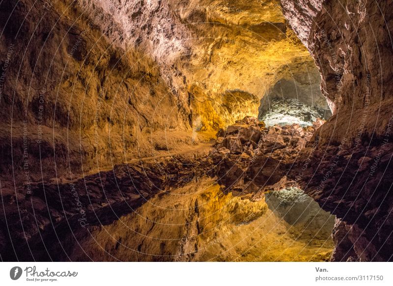 Höhlenforschung Natur Erde Teich Lanzarote Stein dunkel braun gelb orange Reflexion & Spiegelung Felsen Farbfoto Gedeckte Farben Innenaufnahme Menschenleer Tag