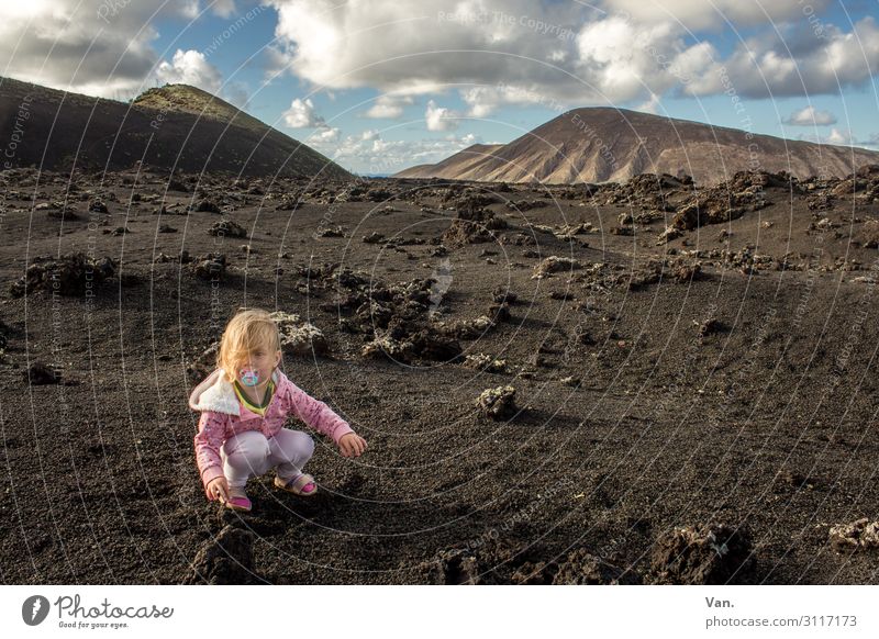 Farbtupfer Landschaft Lanzarote Urlaub Natur Mädchen Kleinkind rosa karg Berge u. Gebirge Hügel vulkanisch Himmel Wolken Kind Steine Ferien & Urlaub & Reisen