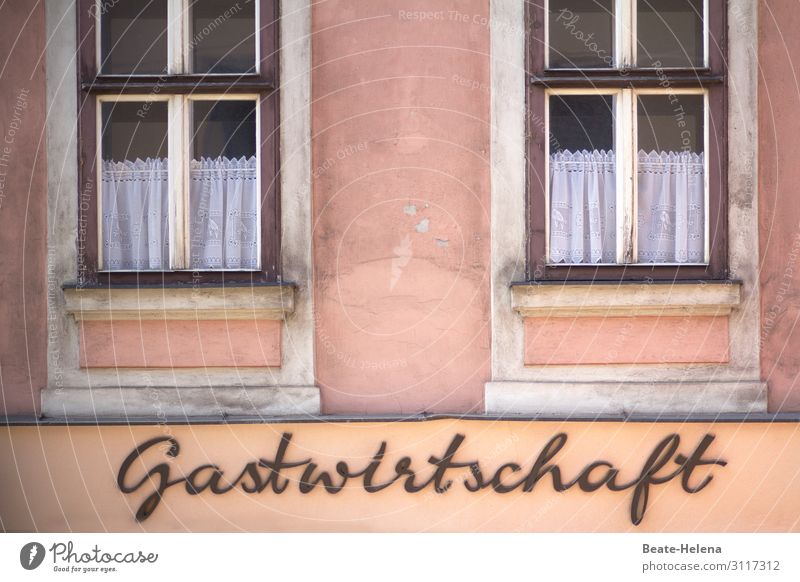 zur Einkehr Ernährung Getränk Wohlgefühl Zufriedenheit Gastronomie Restaurant Mauer Wand Fenster Namensschild Zeichen Schriftzeichen Vorhang wählen Essen