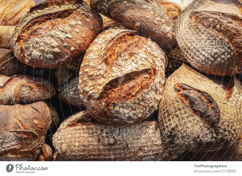 Rustikaler Brotstapel. Hintergrund: knuspriges Brot. Bäckereiprodukte Lebensmittel Teigwaren Backwaren Brötchen Ernährung Frühstück Tradition backen