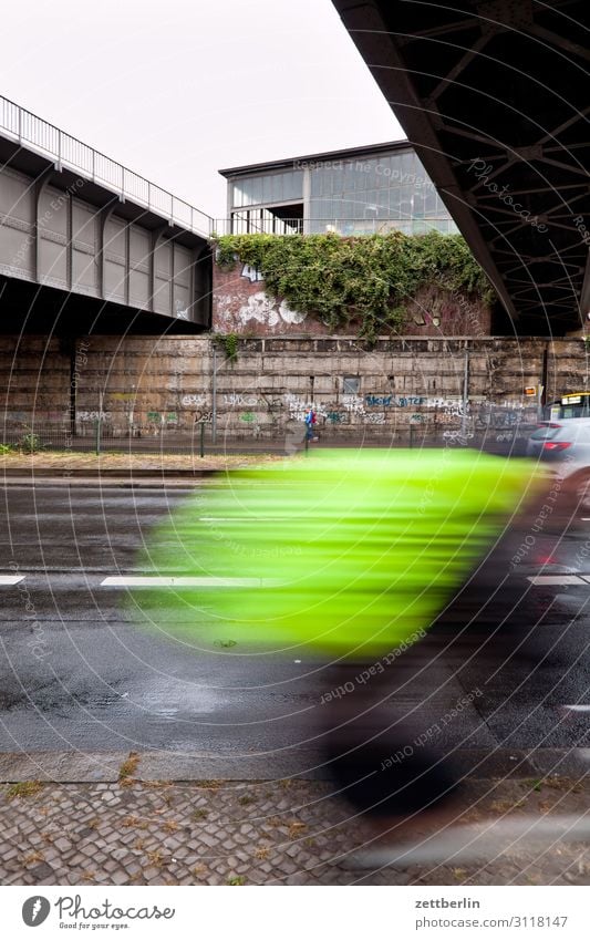 Radfahrer am S-Bahnhof Schöneberg Fahrrad Fahrradfahren Fahrradtour Radrennfahrer Geschwindigkeit Eile Bewegungsunschärfe Rucksack gelb Brücke Berlin