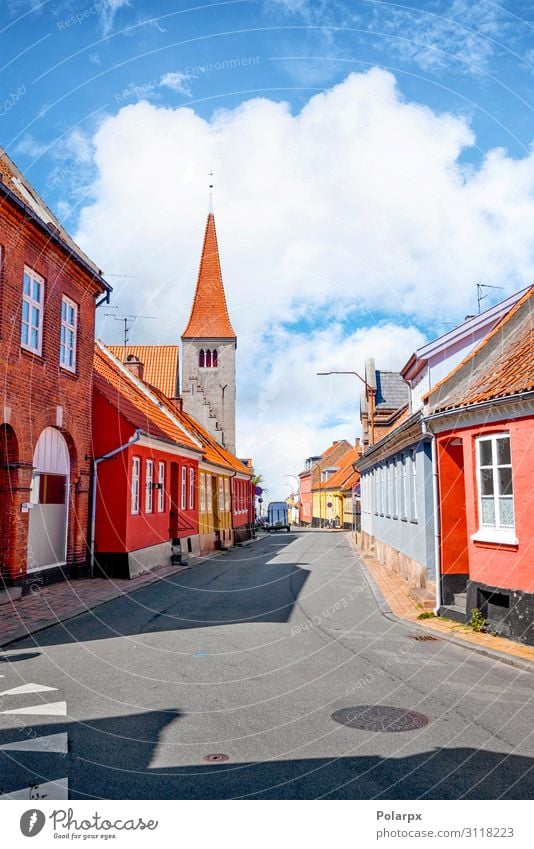 Dorf mit einer Kirche in Dänemark Ferien & Urlaub & Reisen Tourismus Sommer Haus Kultur Landschaft Himmel Wolken Stadt Gebäude Architektur Fassade Straße alt