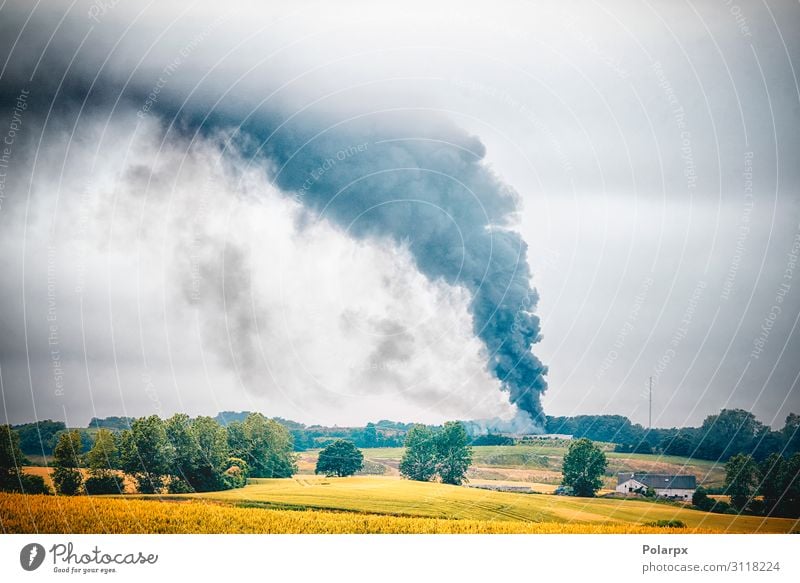 Schwarzer Rauch von einem Feuer in einer ländlichen Gegend. Haus Industrie Natur Landschaft Ruine Gebäude Holz dunkel heiß Wut schwarz Sicherheit Desaster