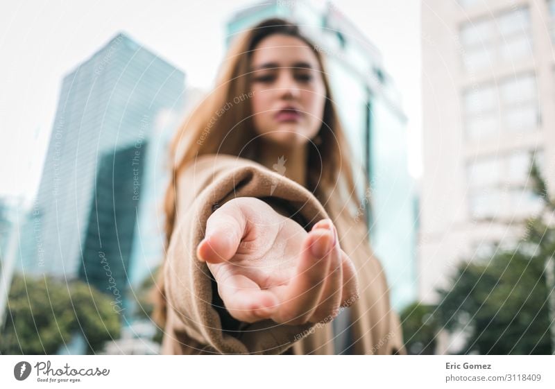 Junge Frau mit Hand, die auf die Kamera gerichtet ist. Mensch feminin Jugendliche Finger 1 18-30 Jahre Erwachsene Stadt Hauptstadt Gebäude Architektur Fassade