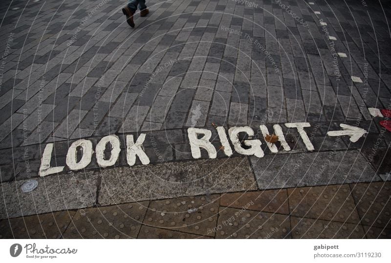 LOOK RIGHT London England Stadt Verkehr Verkehrswege Fußgänger Straße Straßenkreuzung Wege & Pfade Verkehrszeichen Verkehrsschild Stein Zeichen Schriftzeichen