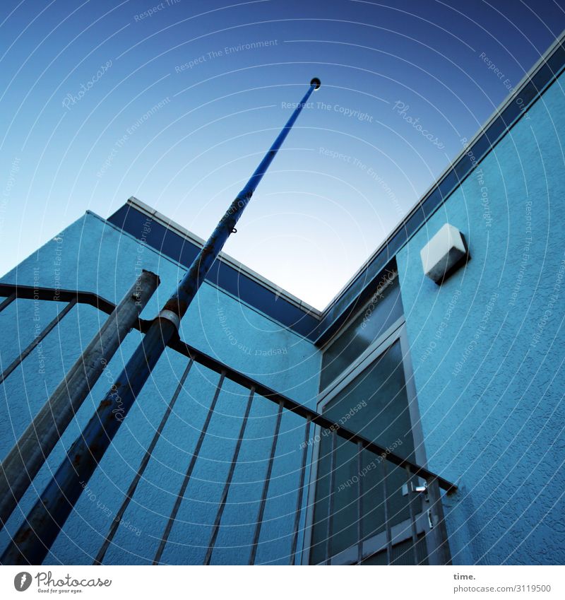 blaue Stunde Himmel Schönes Wetter Haus Bauwerk Gebäude Architektur Mauer Wand Fassade Tür Dach Geländer Fahnenmast Außenbeleuchtung Linie dunkel hoch