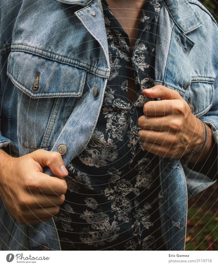 Stilvoller junger Mann in Blumenknopfhemd und Jeansjacke Lifestyle kaufen Mensch maskulin Junger Mann Jugendliche 1 18-30 Jahre Erwachsene Mode Bekleidung Hemd