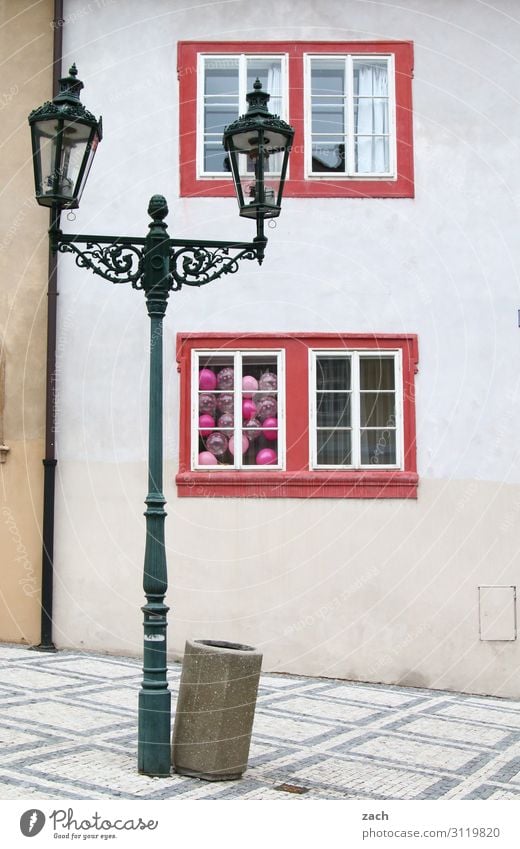 Firlefanz l hidden balloons Feste & Feiern Prag Dorf Kleinstadt Stadt Stadtzentrum Altstadt Fußgängerzone Menschenleer Haus Laterne Straßenbeleuchtung Mauer