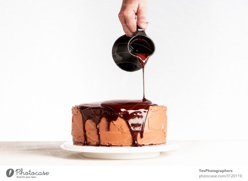 Schokolade über den geschichteten Kuchen gießen. Tropfende geschmolzene Schokolade Dessert Tisch Küche Feste & Feiern Weihnachten & Advent Silvester u. Neujahr