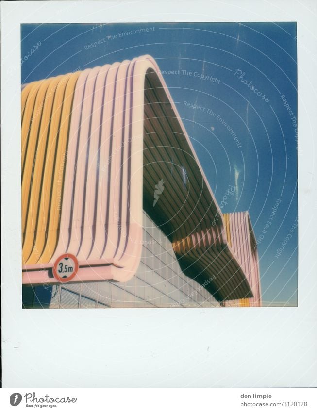 3.6m Kunst Mond Menschenleer Bauwerk Gebäude Architektur Mauer Wand Dach Coolness modern neu retro Stadt Häusliches Leben Zukunft Polaroid Farbfoto