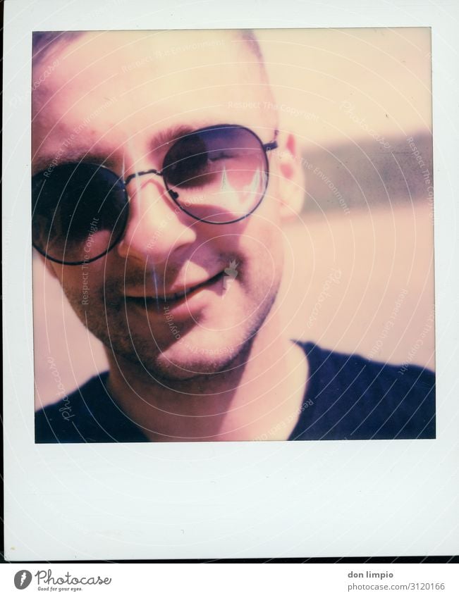 putting a smile in other people faces... Glücksspiel maskulin Jugendliche Gesicht 1 Mensch 18-30 Jahre Erwachsene eckig nah Originalität Polaroid Farbfoto