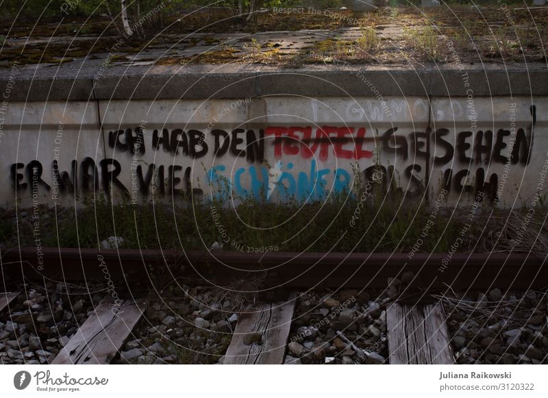 Der Teufel ist schöner als ich Lifestyle Kunst Stadt Bahnhof Bahnfahren Schienenverkehr S-Bahn Bahnsteig Gleise Coolness dreckig dunkel einzigartig trashig