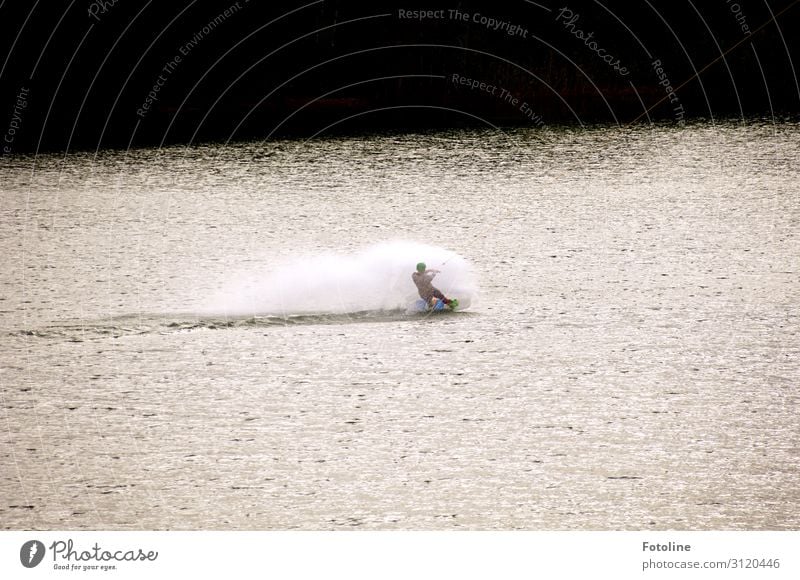 Voll in Fahrt! Sport Wassersport Sportler Umwelt Natur Sommer Seeufer authentisch Ferne frisch nass sportlich Wasserski Wasserskifahrer Farbfoto Gedeckte Farben