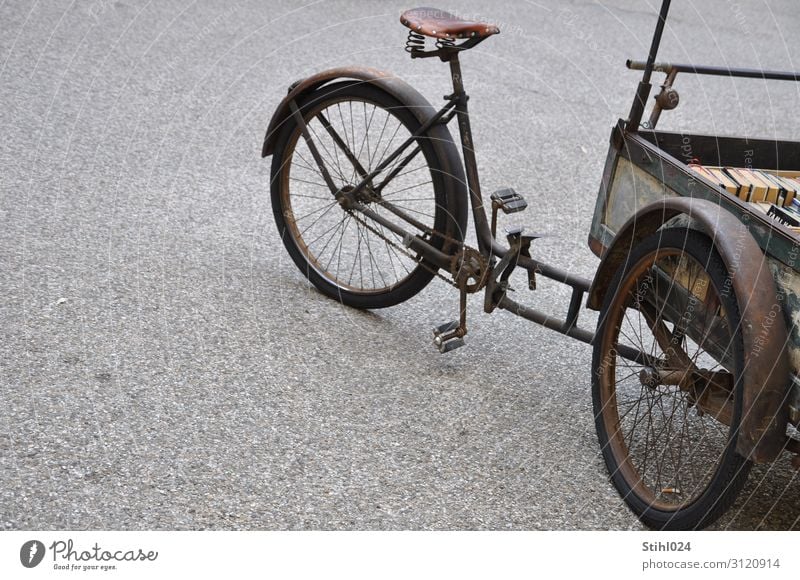 altes Lastenfahrrad Stil Fahrradfahren Verkehrsmittel Straße Kiesplatz Schotterplatz unbefestigt Dreirad Oldtimer Schutzblech Pedal Fahrradkette retro braun