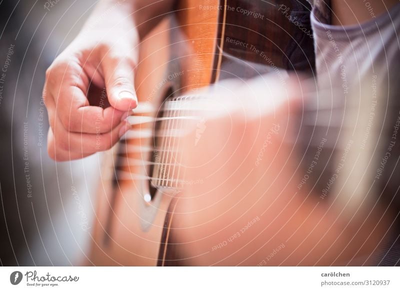 Gitarre Musik Konzert Musikinstrument musizieren spielend Saiteninstrumente Musikschule zupfen braun Gitarrenspieler Gitarre spielen Gitarrensaite Hand Farbfoto