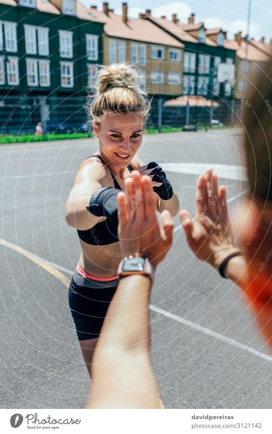 Sportlerin beim Training des Boxens mit ihrem Trainer Lifestyle schön Mensch Frau Erwachsene Freundschaft Hand Handschuhe Fitness Lächeln sportlich authentisch