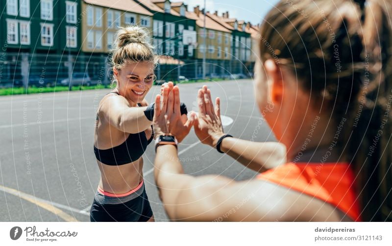 Sportlerin beim Training des Boxens mit ihrem Trainer Lifestyle Glück schön Mensch Frau Erwachsene Freundschaft Hand Handschuhe Fitness Lächeln sportlich