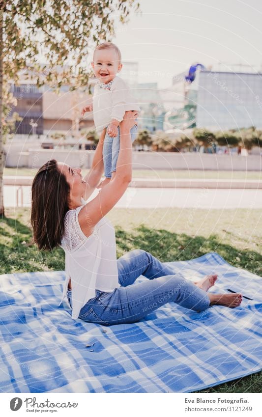 junge Mutter spielt mit einem Mädchen im Freien in einem Park. Lifestyle Freude schön Spielen Sommer Sonne Kindererziehung feminin Baby Junge Frau Jugendliche