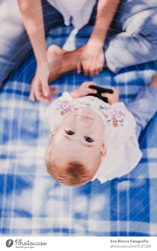 Baby-Mädchen im Freien in einem Park mit dem Handy Lifestyle Freude schön Spielen Sommer Sonne Kindererziehung PDA Bildschirm Technik & Technologie Internet