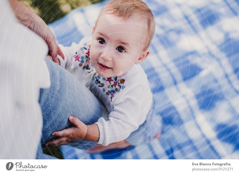 junge Mutter spielt mit einem Mädchen im Freien in einem Park. Lifestyle Freude Glück schön Spielen Sommer Sonne Kindererziehung Mensch feminin Baby Junge Frau