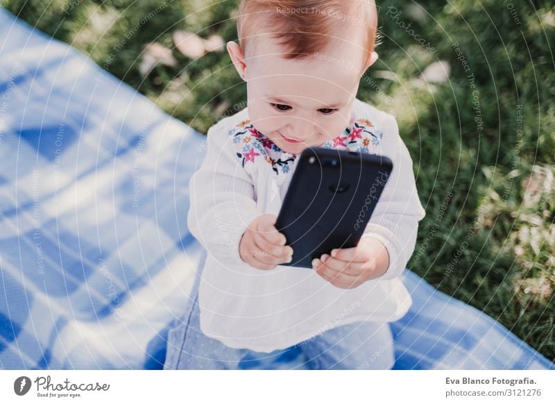 Baby-Mädchen im Freien in einem Park mit dem Handy Lifestyle Freude schön Spielen Sommer Sonne Kindererziehung PDA Bildschirm Technik & Technologie Internet